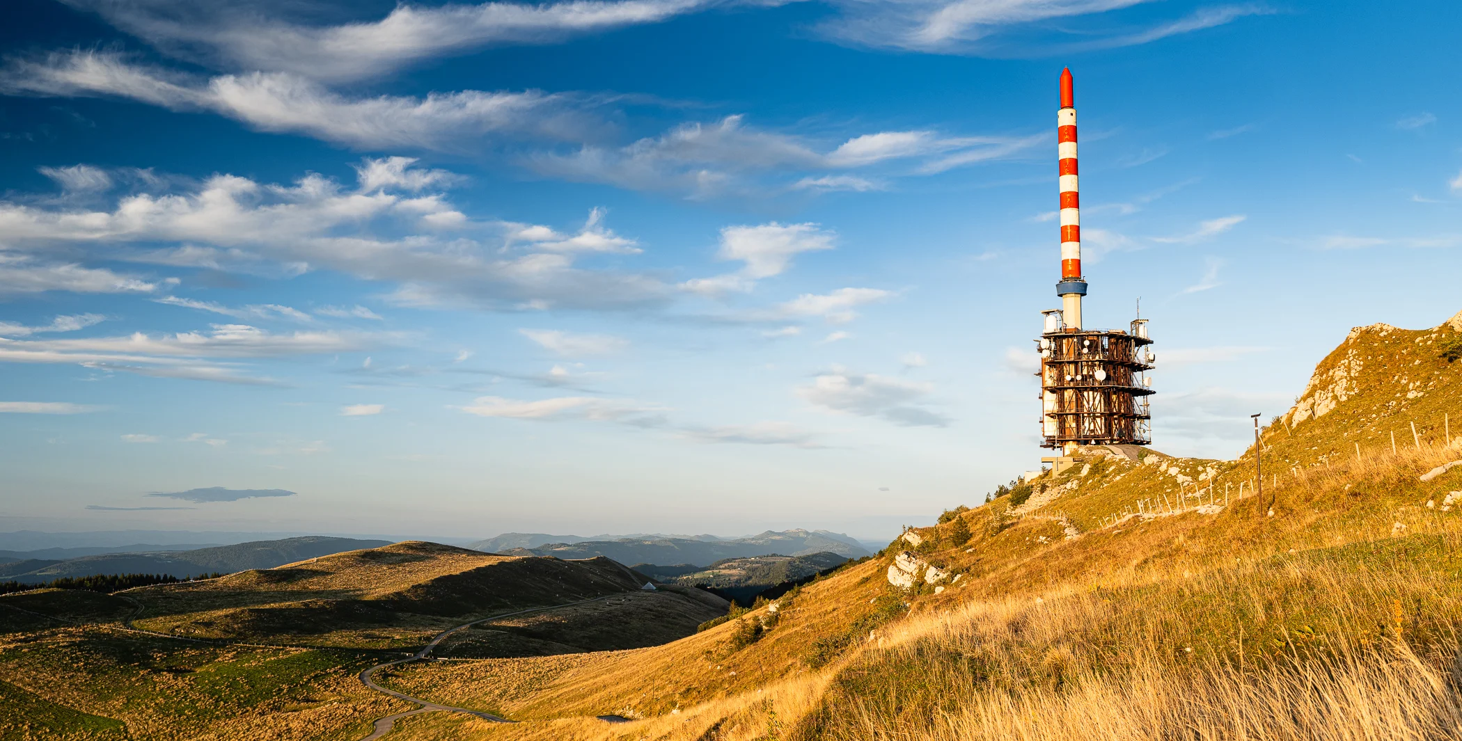 L’antenne du Chasseral au-dessus des crêtes du Jura, photographiée par Vincent Bourrut